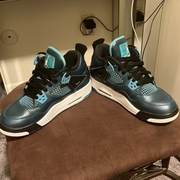 Air Jordan 4s no creases only wore a couple times size 4!! Make a offer!!! - Picture 2 of 11